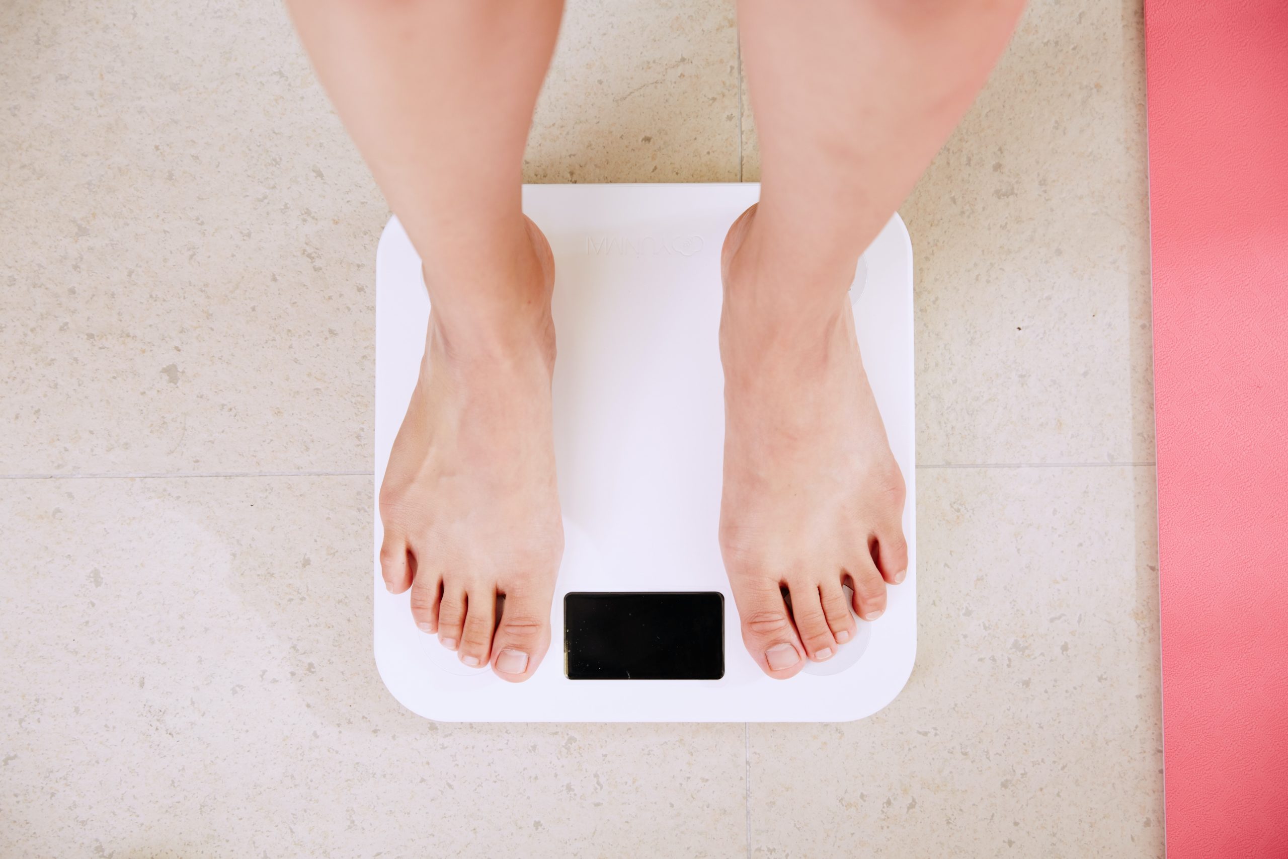 balance i-yunmai-5jctAMjz21A-unsplash Perte de poids régime hypocalorique ou rééquilibrage alimentaire